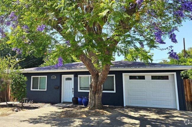 Building Photo - Gorgeous Remodeled 2 Bedrooms, 1 Bath Hous... Rental