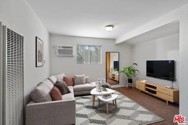 Photo - 817 N Hobart Blvd Apartment