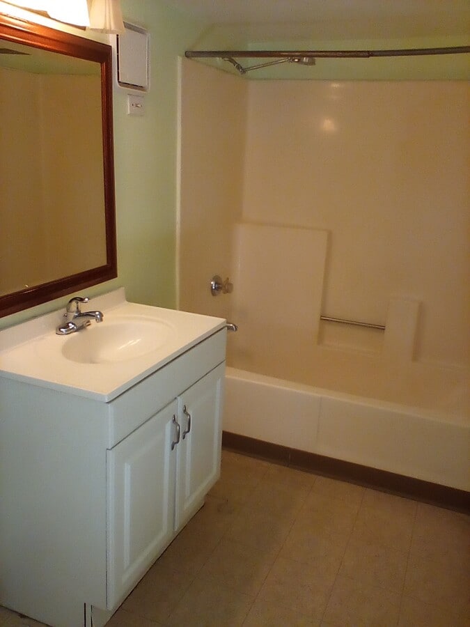 Bathroom. Tub/Shower. - 6200 St Albans St Unit Studio