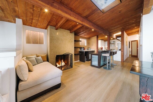 Photo - 936 Palisades Beach Rd