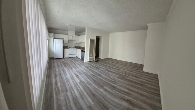 Kitchen/living room - 5545 Lindley Ave