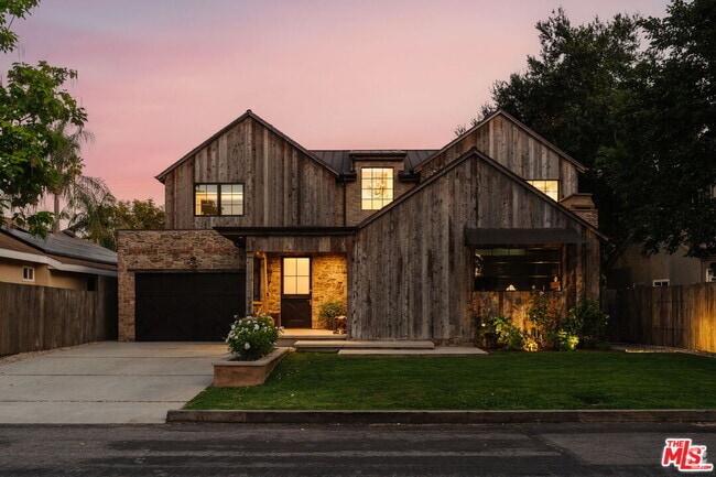 Building Photo - 11734 Huston St Rental