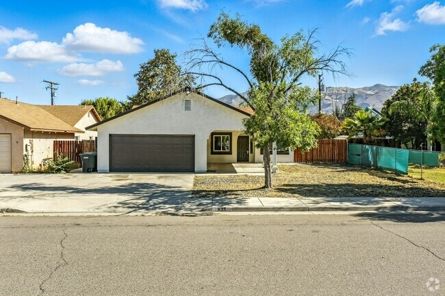 Building Photo - 639 E 5th St Rental