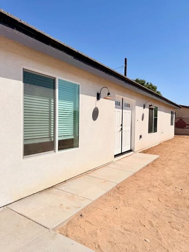Building Photo - Spacious 3BR/2BA Home with Open Floor Plan, Garage & Washer/Dryer Unit Main House