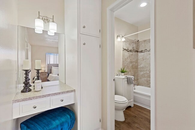 Photo - Holiday West Apartments