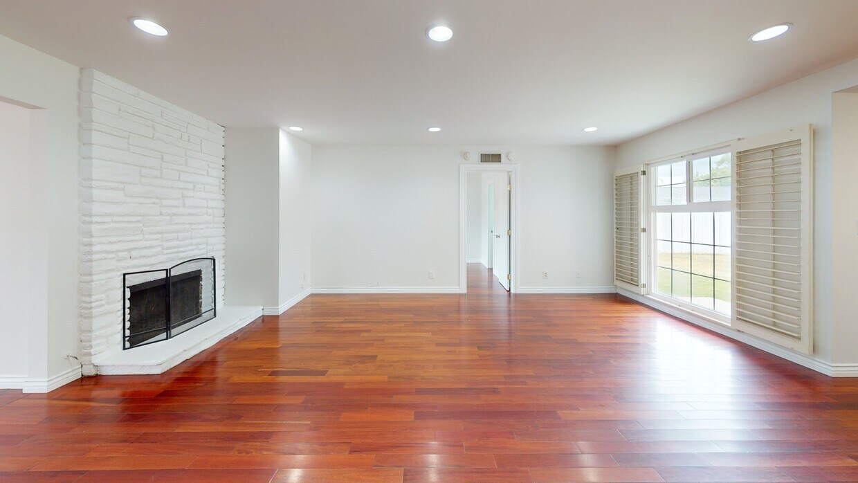 3D Tour - 17155 Donmetz St