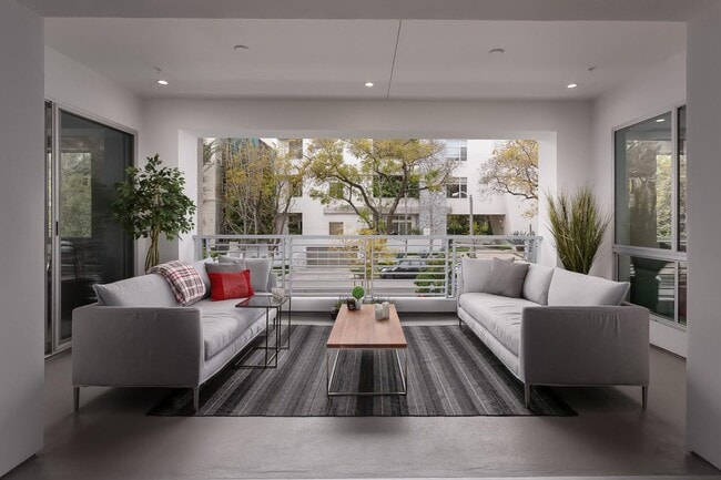 Building Photo - Stunning Ultra-Spacious 3 bed - 3.5 bath Condo in Fabulous Beverly Hills Unit 206