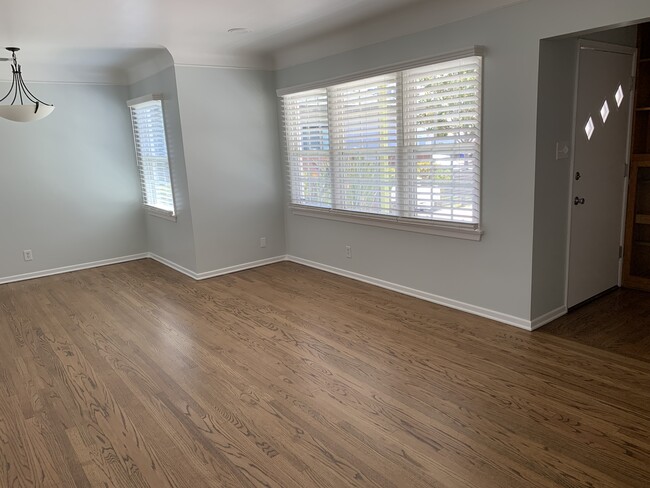 Living Room - 3932 Walgrove Ave