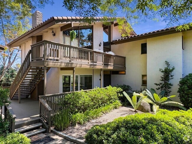 Building Photo - Spacious 2B/2.5BA Townhome w/ Stunning Vie...