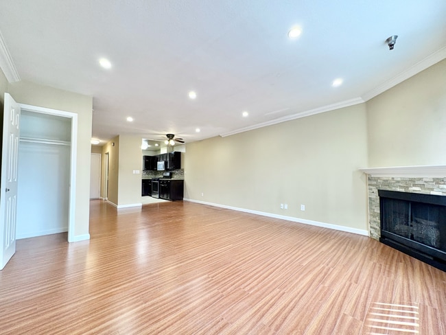 Photo - 14542 Burbank Blvd