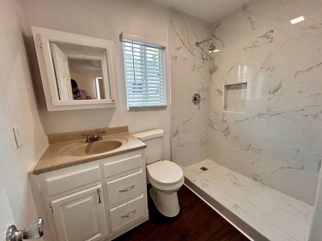 Building Photo - 1427 Hoover Ave