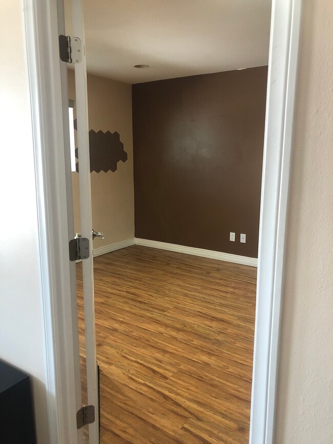 Photo - 11626 Oxnard St Townhome