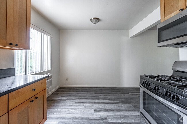 2BR, 1BA - 800SF - Dining Room - Bright Manor