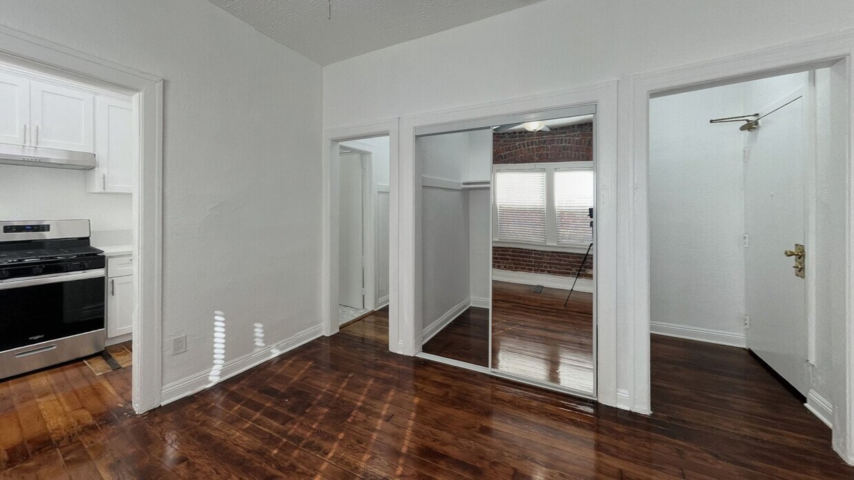 3D Tour - Leeward Apts...New York Style..Gorgeous Newly Remodeled!