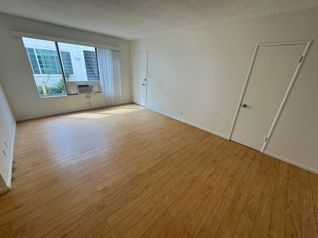 Building Photo - 555 N Ardmore Ave Unit 3