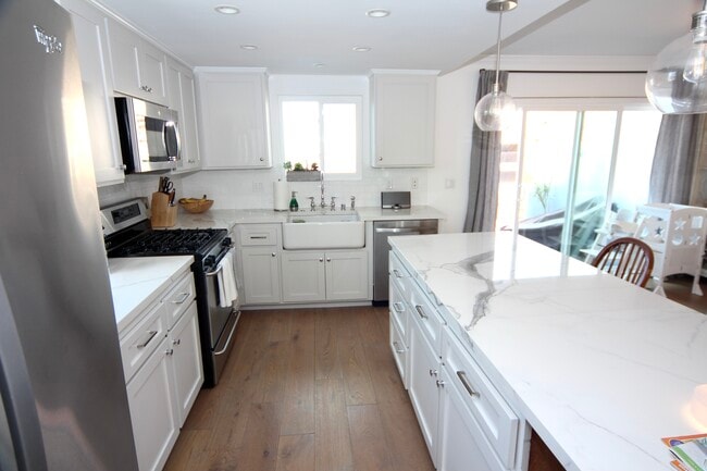 Kitchen - 800 N Juanita Ave