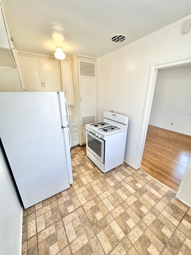 Photo - Private & Secured 2 Bedroom Apartment in Alamitos Beach - MOVE IN SPECIAL Unit 1220 1/2 E 1st St