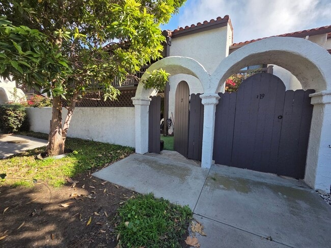 Building Photo - 2 Bedroom 2.5 Bath Town House in West Ventura