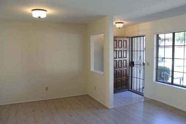 Photo - 3Bed/2.5Bath Townhome off Poinsettia!~ Briarwood