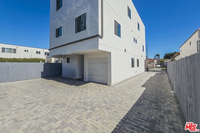 Photo - 1923 Carmona Ave