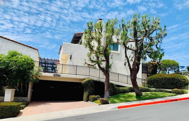 Building Photo - Unbeatable Location! Ocean View two bedrooms and two bathrooms two story condo with gated undergr... Unit # 6