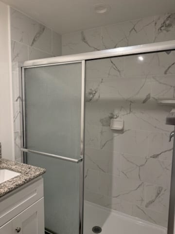 Walk in shower 1st floor - 471 E Newlove Dr Unit B
