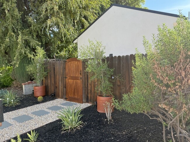 Building Photo - 5918 Hinton Ave