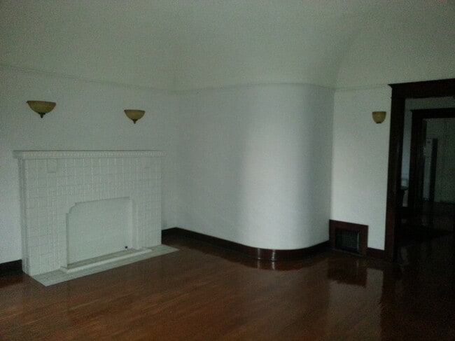 Formal living room - 218 1/2 N Kenmore Ave Unit 218.5