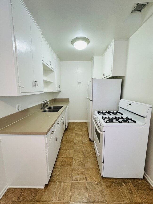 Photo - 600-817 N LAS PALMAS AVE