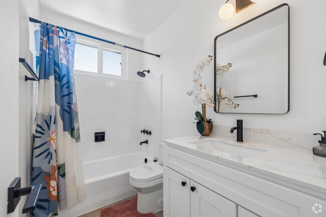 2BR, 1BA - 950SF - Bathroom - Hayworth Apartments