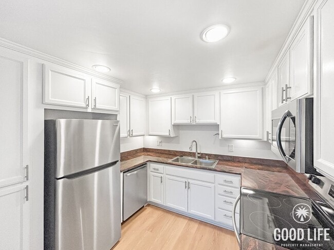 Building Photo - Beautiful 1BD/1BA w/ Reserved Parking and Laundry On-Site in Pacific Beach! Unit B13