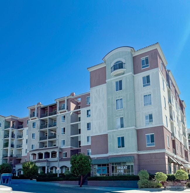 Building Photo - Beautiful Penthouse - 2bd 2 ba
