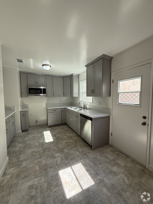 Building Photo - 2659 Montrose Ave Rental