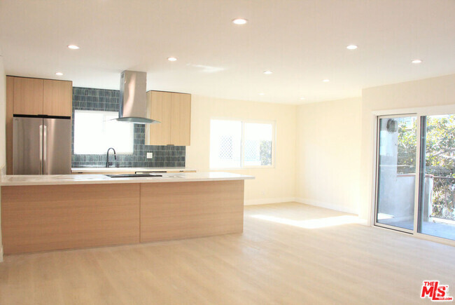 Building Photo - 322 S Swall Dr Unit 4 Rental