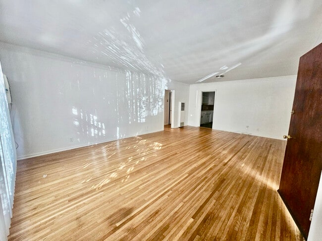 Photo - 1850 N La Brea Ave