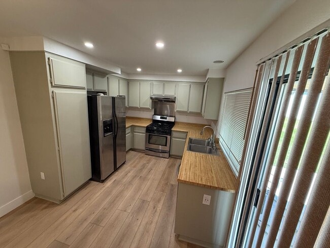 Photo - 3424 Pickwick St