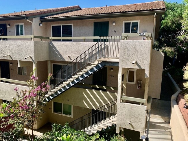 Building Photo - Beautiful 2 bed 2 bath Condo Located in North Park Unit 209