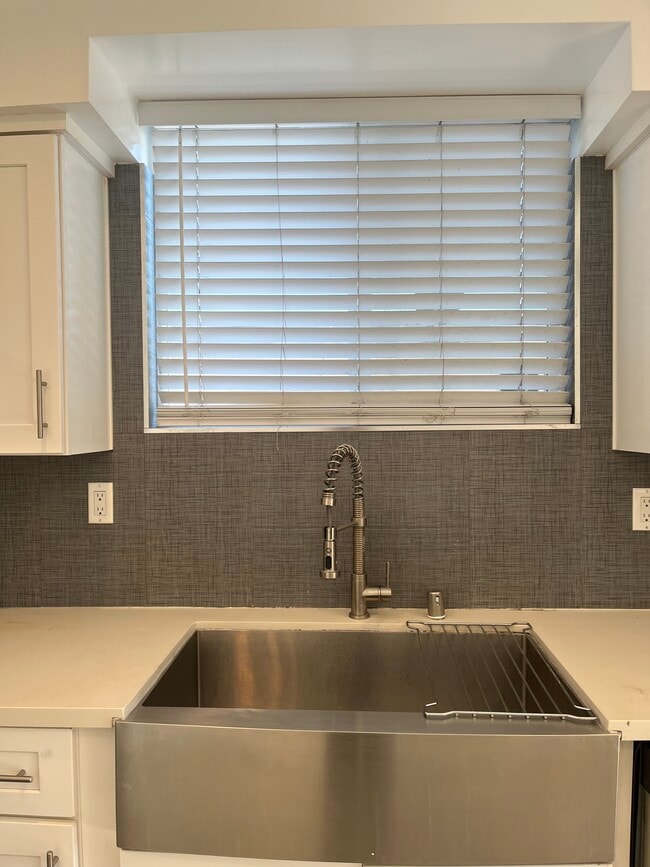 Photo - 642 N Manhattan Pl