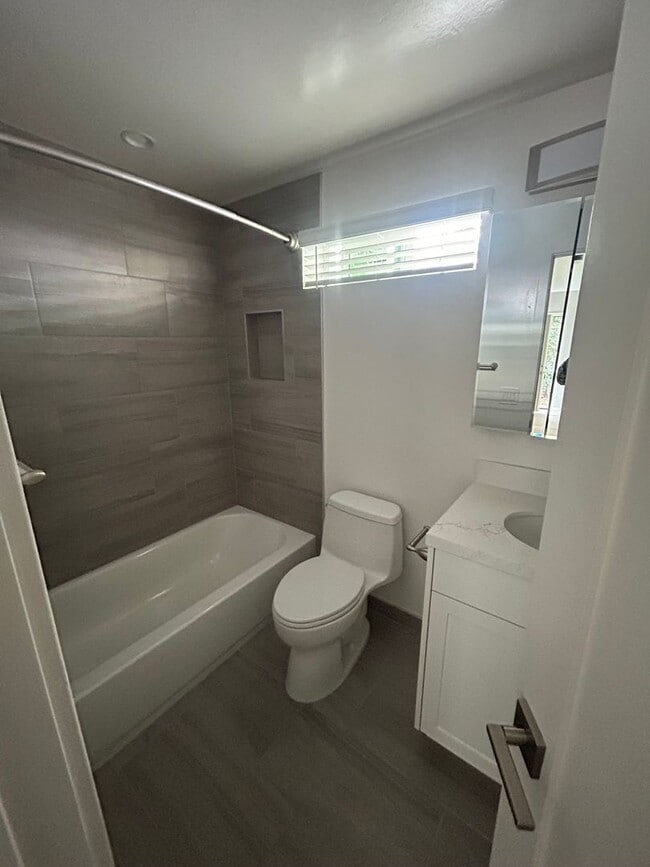 Photo - 3924-3926 Third Ave Unit 3922