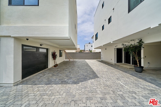 Photo - 603 W 41st Pl