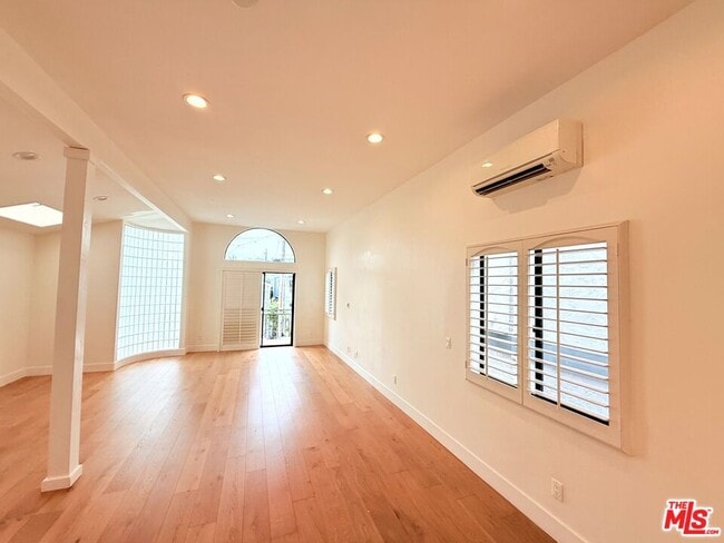 Photo - 1737 Steinhart Ave