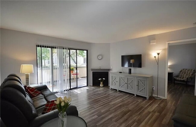 Building Photo - Sophisticated Space Designed for Comfort