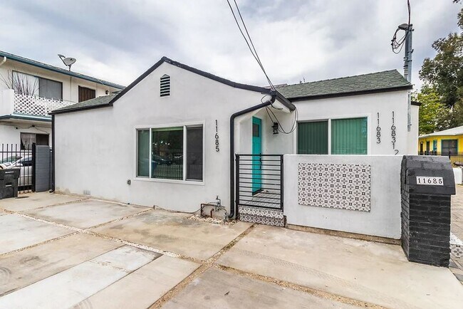 Photo - 11685-11685 Oxnard St Unit OX11685-1