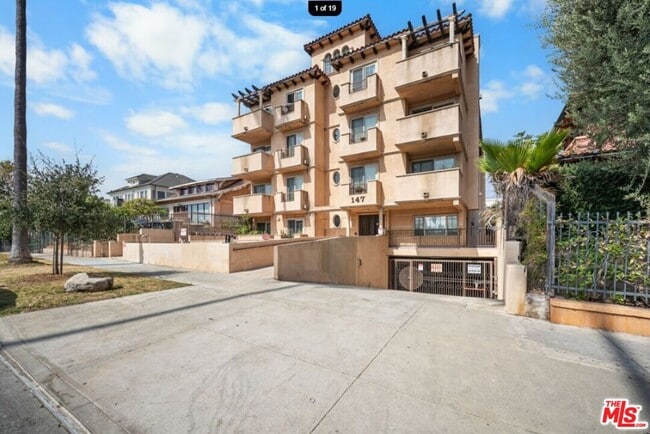Building Photo - 147 N Berendo St Unit 203