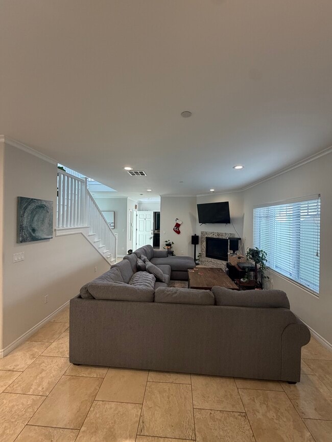 family room (2nd floor) - 532 N Francisca Ave Unit B