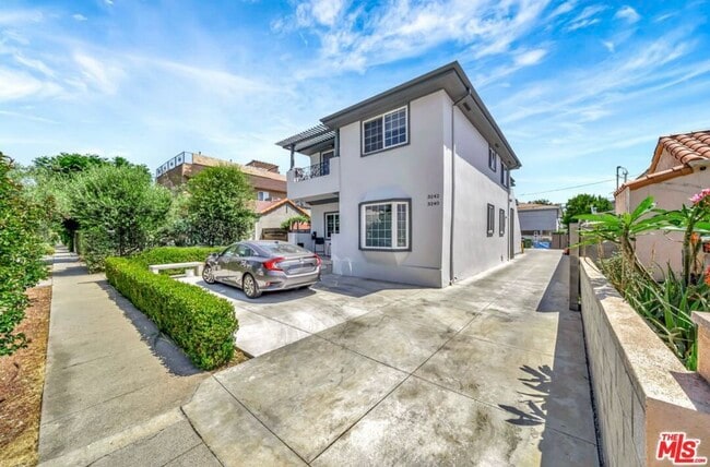 Top Unit - 3242 Hutchison Ave Apartment