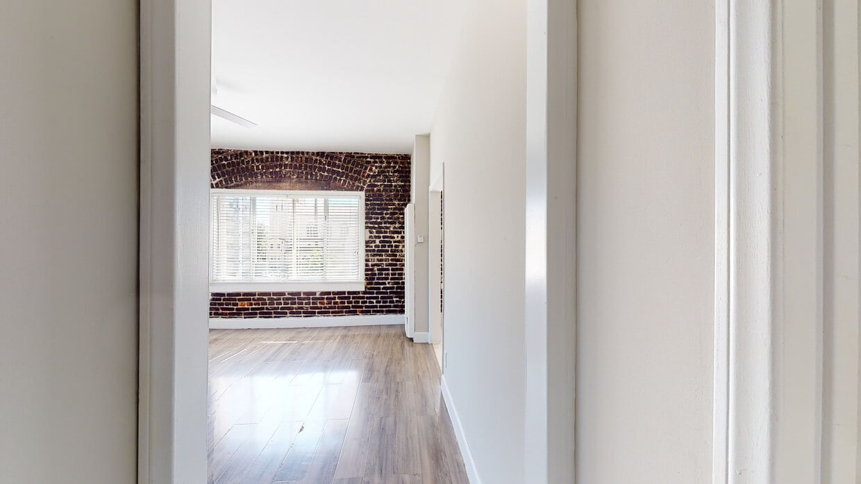 3D Tour - Gorgeous Newly Remodeled One Bedroom and S... Apartments