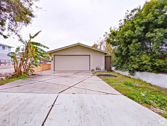 Building Photo - 3 Bedroom / 2 Bathroom single family home