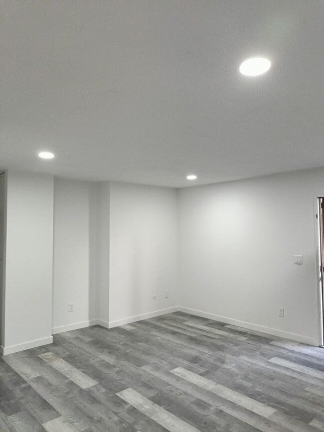 Photo - Remodeled 2 bedrooms 2 full baths corner u... Unit 4