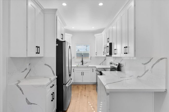 New kitchen & Stainless steel appliances & quartz counters - 408 W Walnut Ave